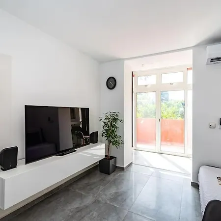 Luxury Modern With Garden Near Old Town *