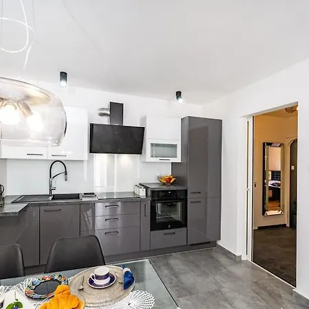 Luxury Modern With Garden Near Old Town * Zara