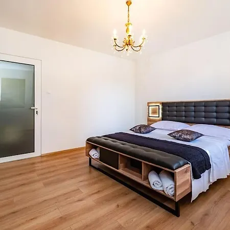 Luxury Modern With Garden Near Old Town Apartment *