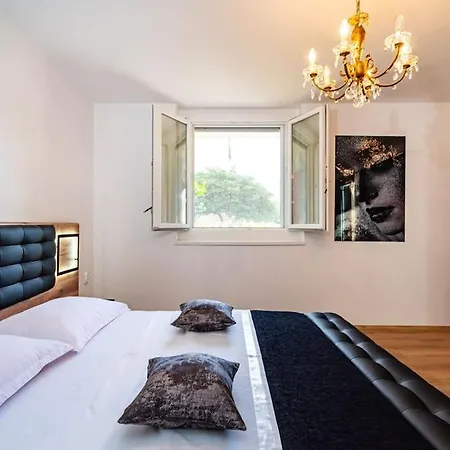 Luxury Modern With Garden Near Old Town Zadar