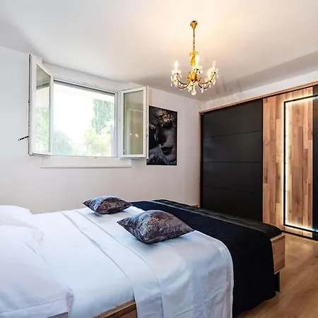 Luxury Modern With Garden Near Old Town Apartment
