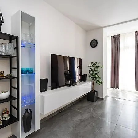 Apartment Luxury Modern With Garden Near Old Town