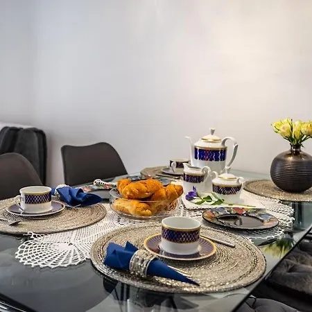 Apartment Luxury Modern With Garden Near Old Town
