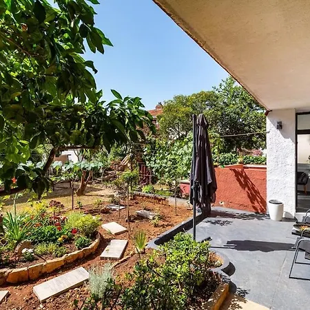 Luxury Modern With Garden Near Old Town Apartment