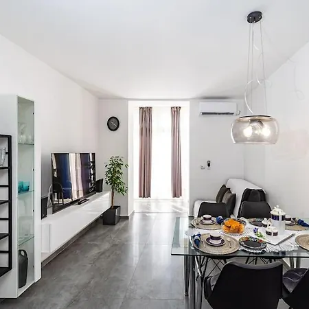 Luxury Modern With Garden Near Old Town *